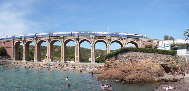 Zug auf Viadukt an der Cote d'Azur