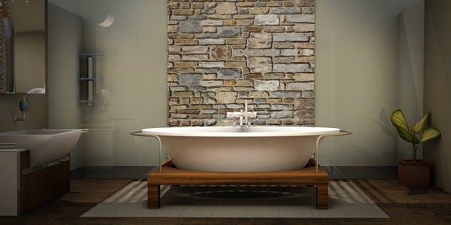 Badewanne vor Steinwand