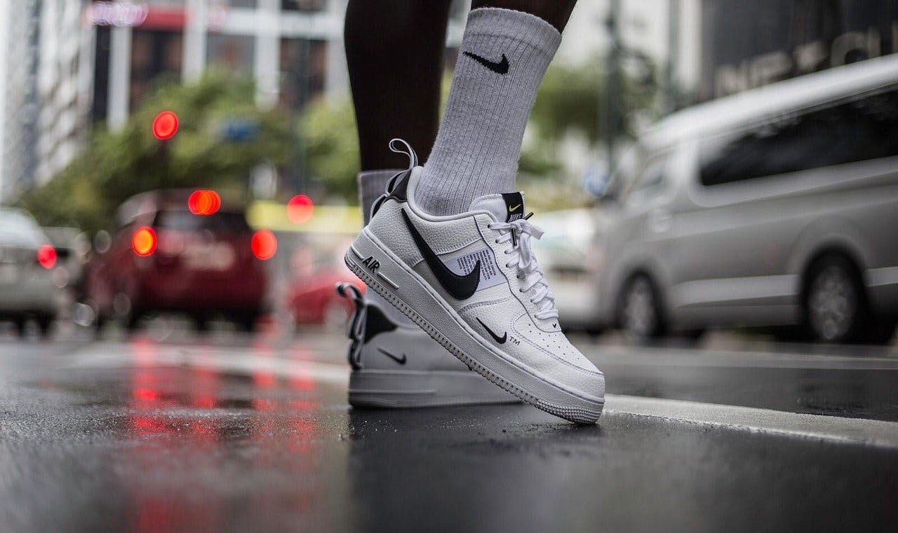 Bodycheck Sneaker Gutschein Weiße Nike Sneaker und weiße Nike Socken