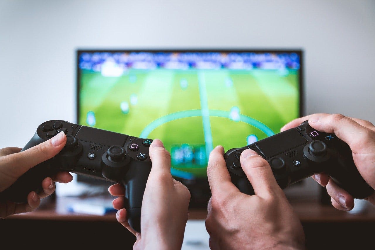 MediaMarkt_AT_Fernseher Pärchen zockt Fifa am Fernseher