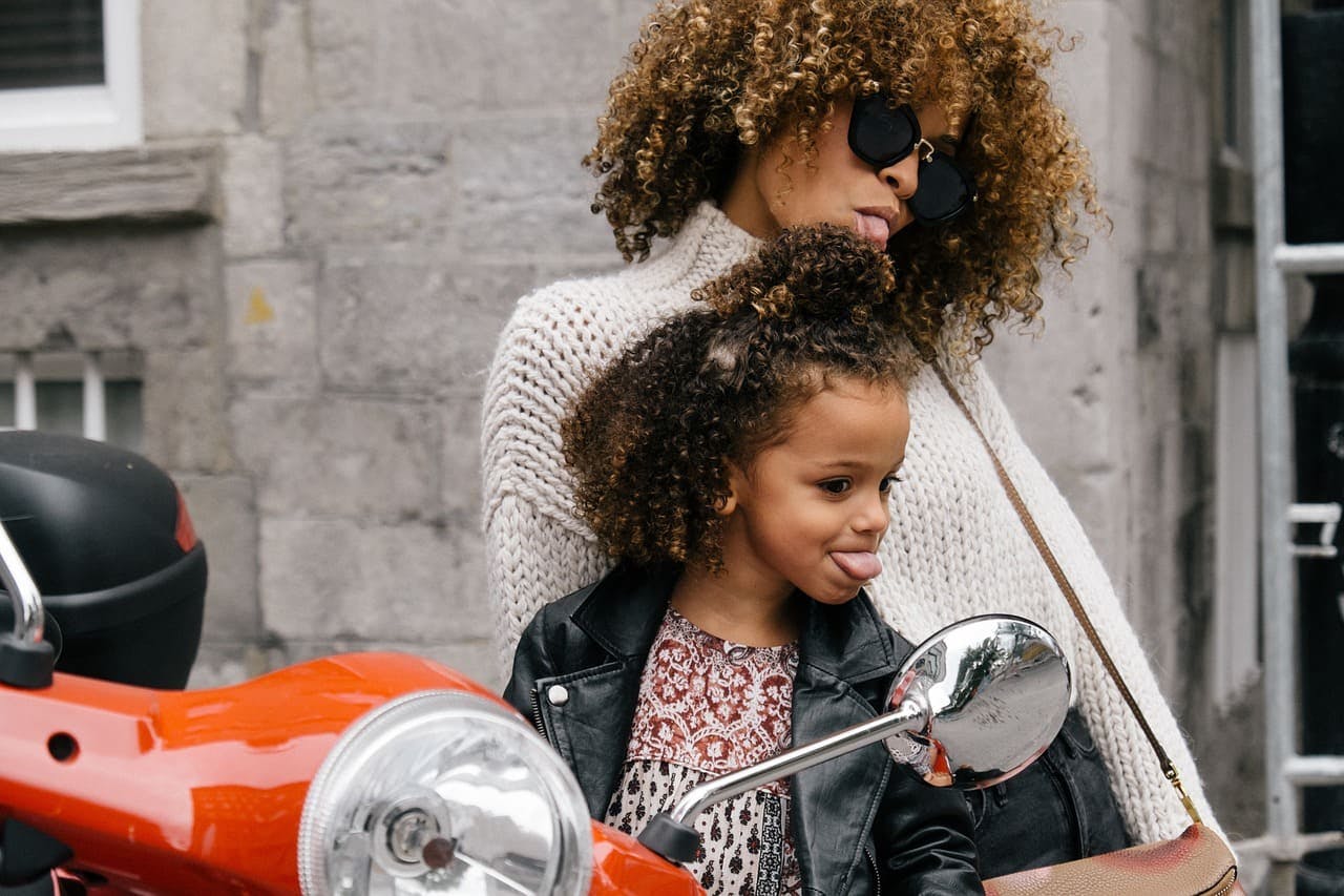 Quelle_Mode Mutter und Tochter cool gestylt auf der Vespa