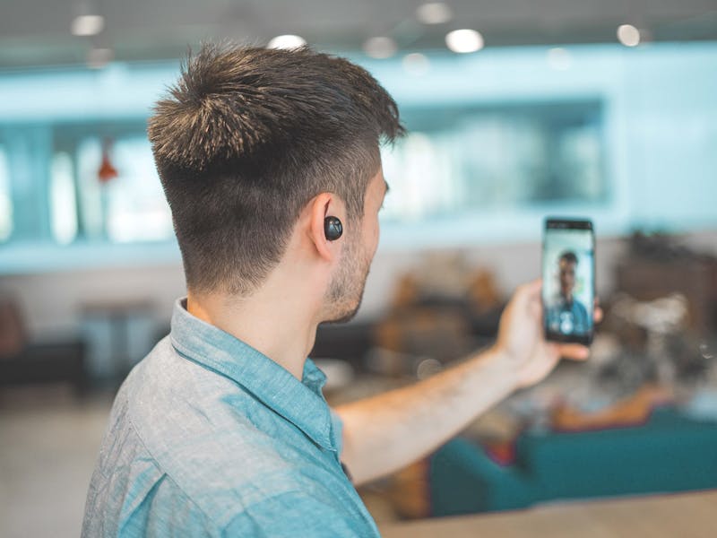 Mann macht eine Videokonferenz mit einem Smartphone