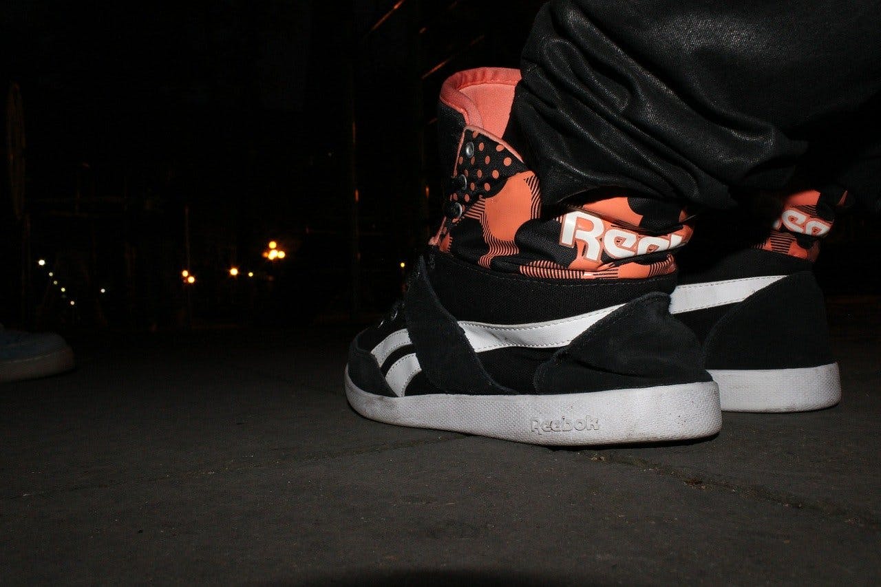 Reebok Gutschein Sneaker von Reebok auf einer Straße bei Nacht