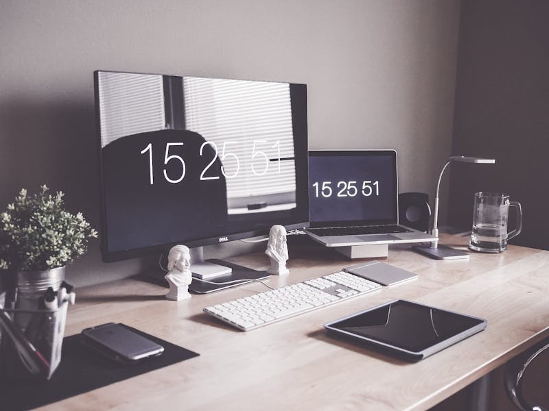 Ein Arbeitsplatz mit Computer, Notebook, Tablet und Smartphone.