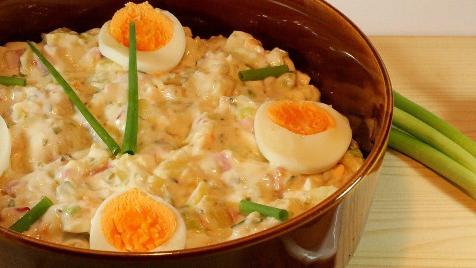 Kartoffelsalat als einfaches Weihnachtsgericht produkt bild