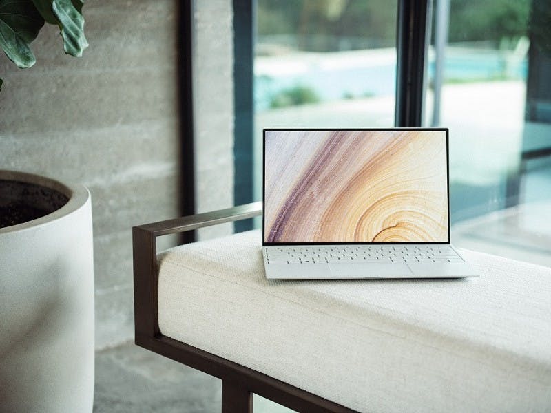 Laptop auf Polsterbank