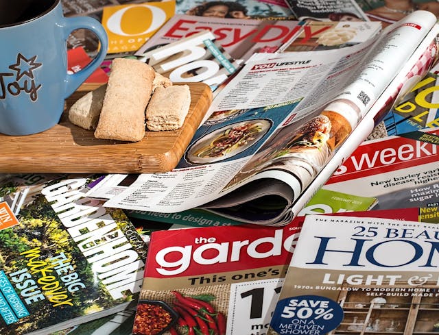 Zeitschrift Gutschein Frühstücksttablett auf einem Tisch mit ausgebreiteten Zeitschriften