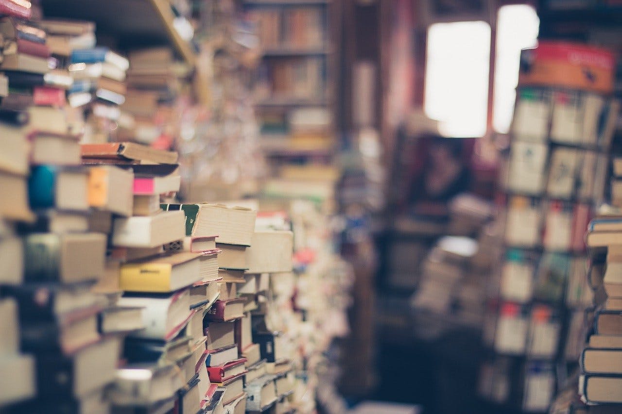 terrashop.de Gutschein Aufeinandergestapelte Bücher