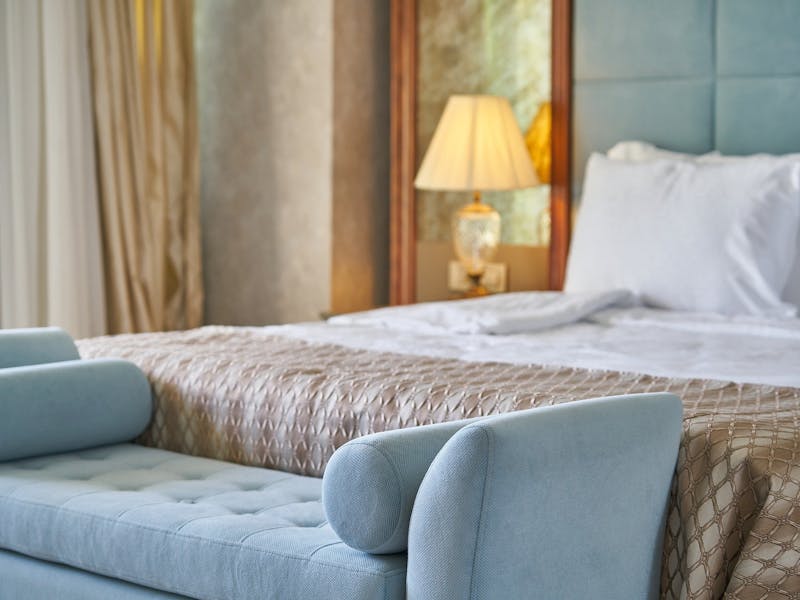 Ein Schlafzimmer mit einem Bett und einem kleinen Sitz-Sofa.