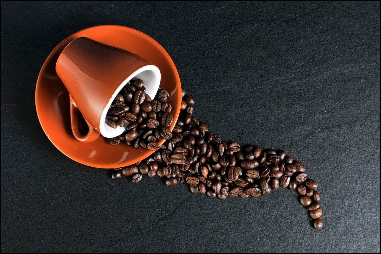 Tchibo_Eduscho_Kaffee Ausgeschüttete Tasse mit Kaffeebohnen