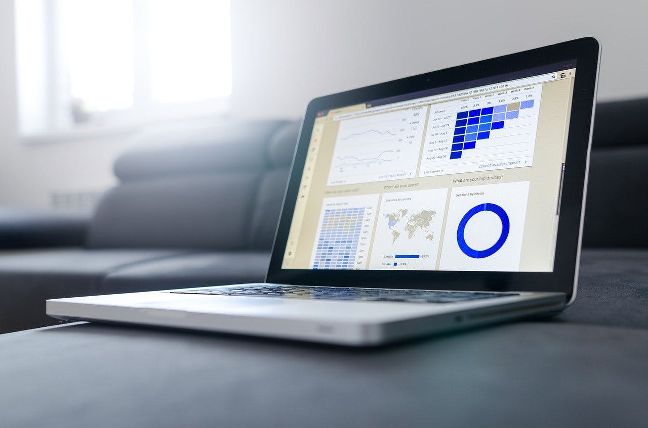 Hello bank! Statistik aufgeklappter Laptop auf der Couch mit Statistiken