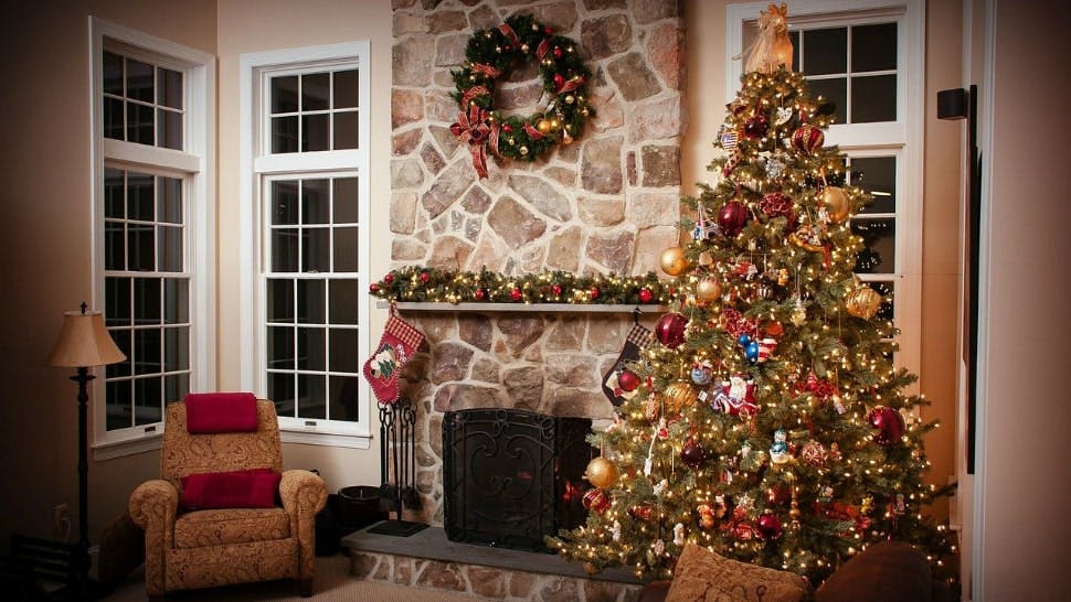 Reich geschmückter Weihnachtsbaum produkt bild