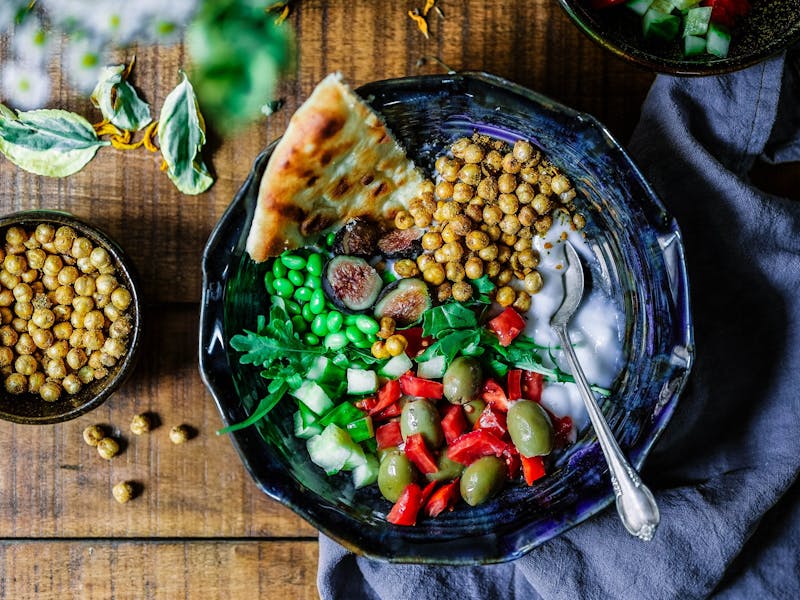 Food Bowl mit Kichererbsen, Oliven und weiterem Gemüse