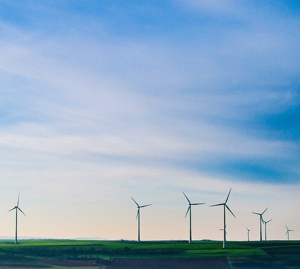 Check24 Strom und Gas Windräder am Horizont