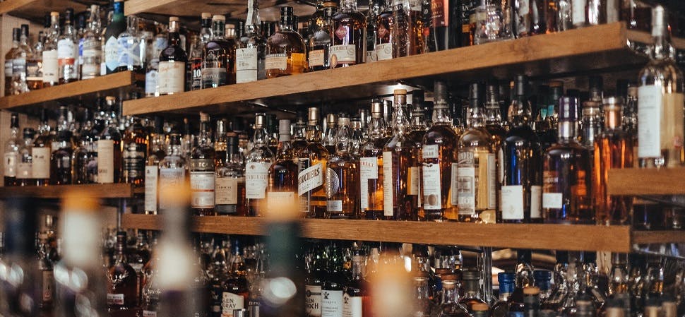 Unsplash - Adam Wilson Seltene und limitierte Whiskeys können zu wahren Geldanlagen werden.