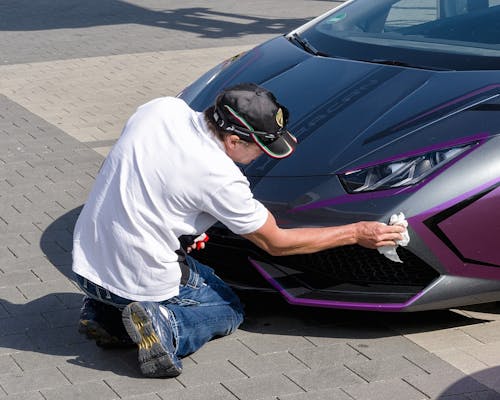 kfzteile24-Autopflege Mann putzt Lamborghini