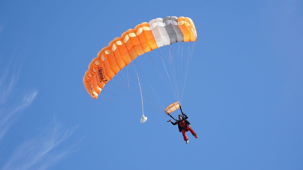 geschenkidee.ch_sykdive Fallschirmspringer vor blauem Himmel