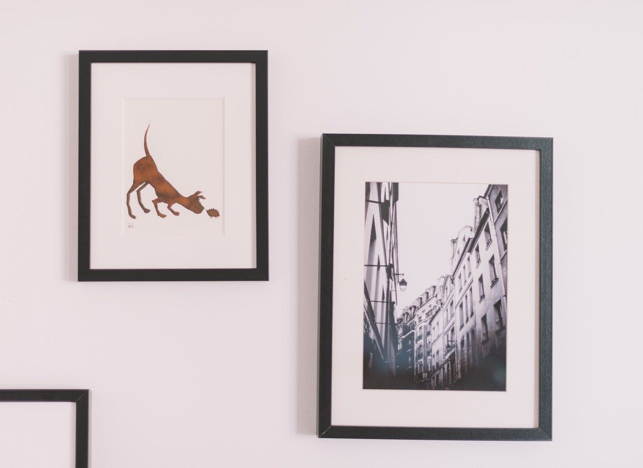 Poster Wanddeko Gutschein 2 eingerahmte Bilder an der Wand hängend