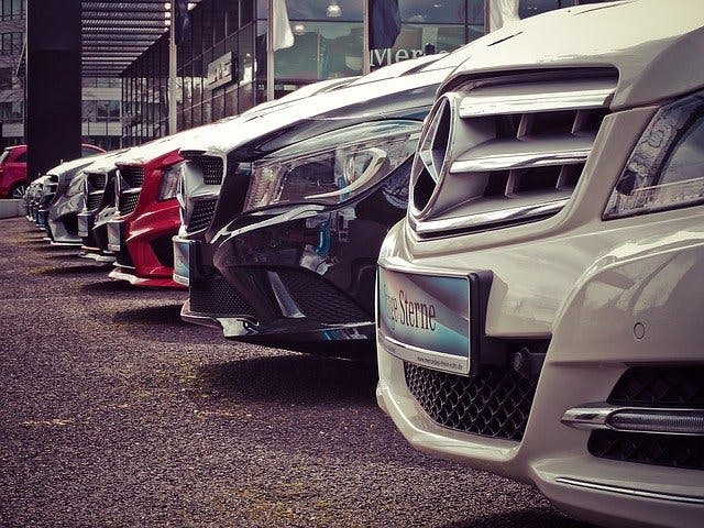 Eine Reihe geparkter Mercedes