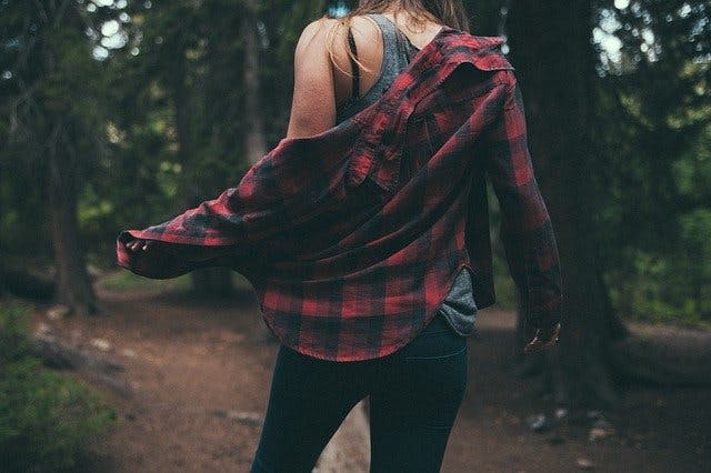 Frau mit Jeans und Karohemd
