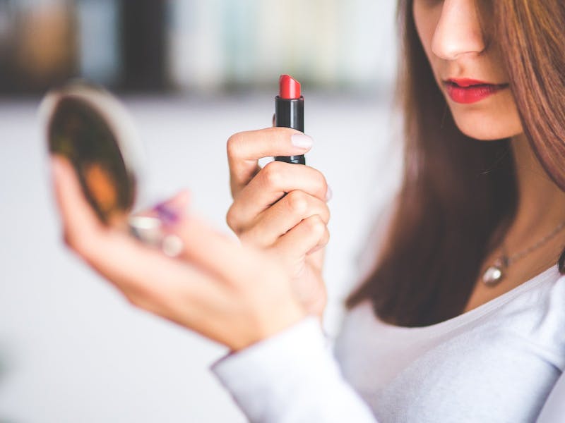 Eine Frau mit einem roten Lippenstift.