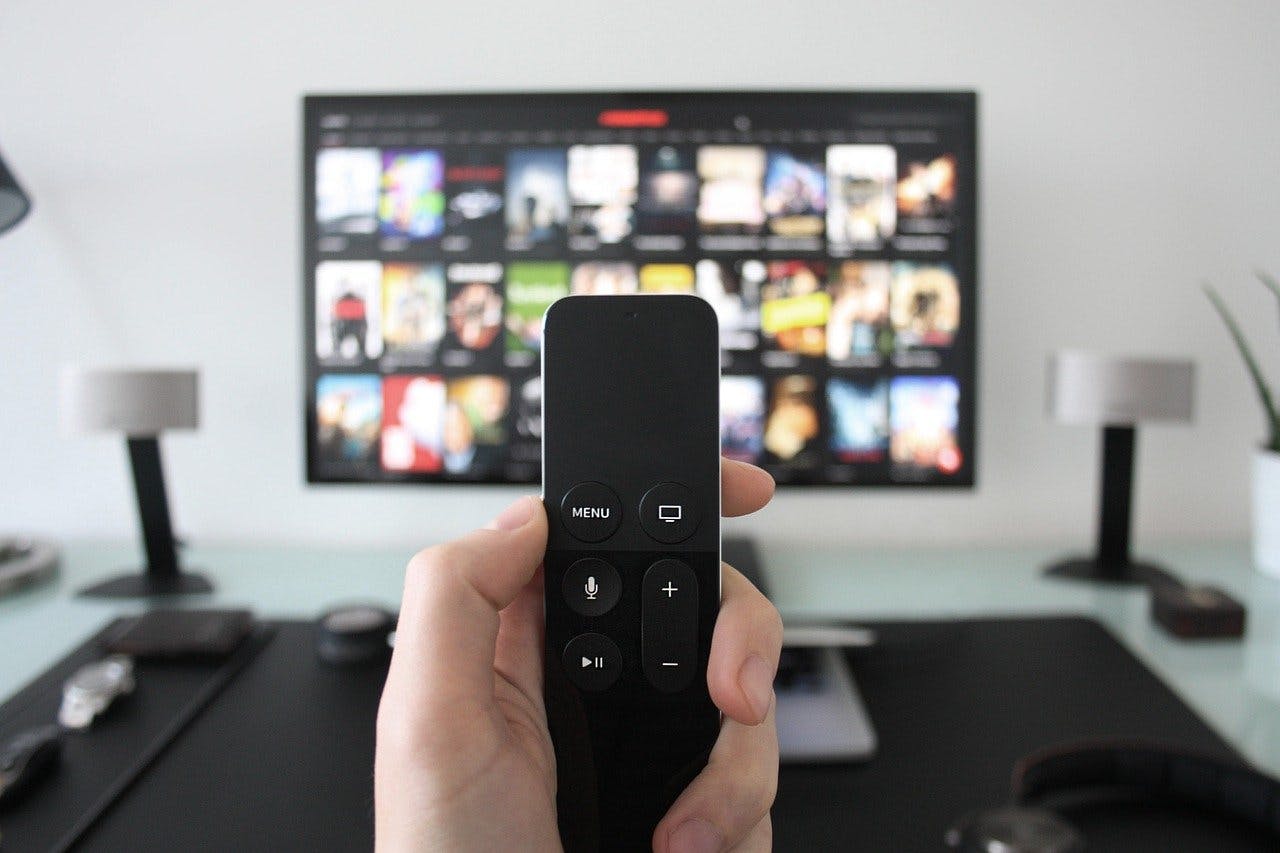 amazon_primevideo jemand hät eine Fernbedienung vom TV in der Hand