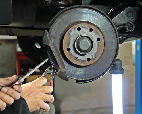 kfzteile24-Autowerkzeug Bremsscheibe wird repariert