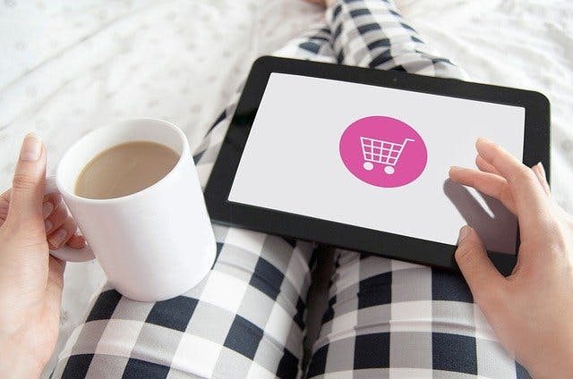 Kaffeetasse und Tablet
