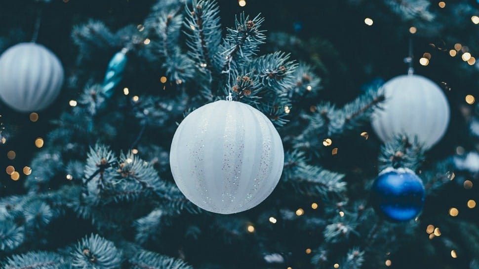 Christbaumkugeln auf Weihnachtsbaum produkt bild