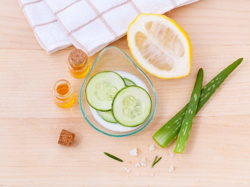 Aloe, paar Gurkenscheiben und halbe Zitrone auf dem Tisch