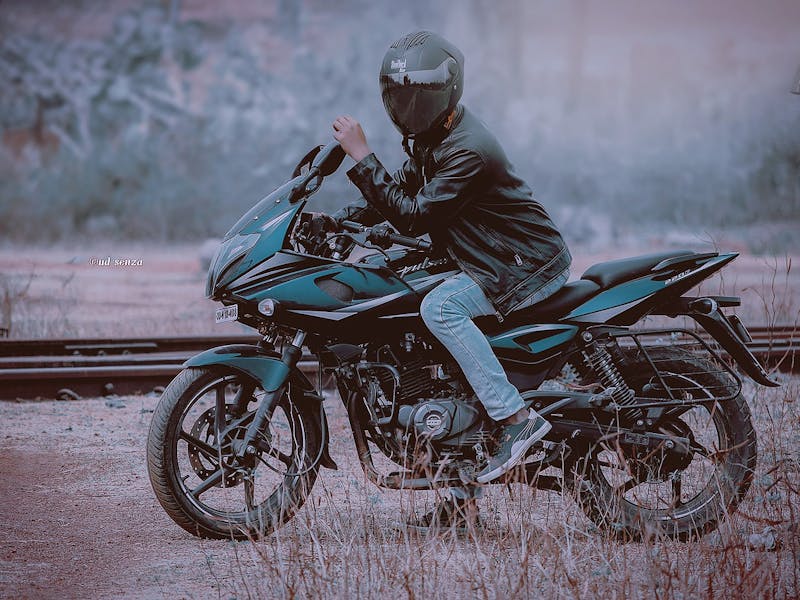 Mann in Motorradjacke auf Motorrad