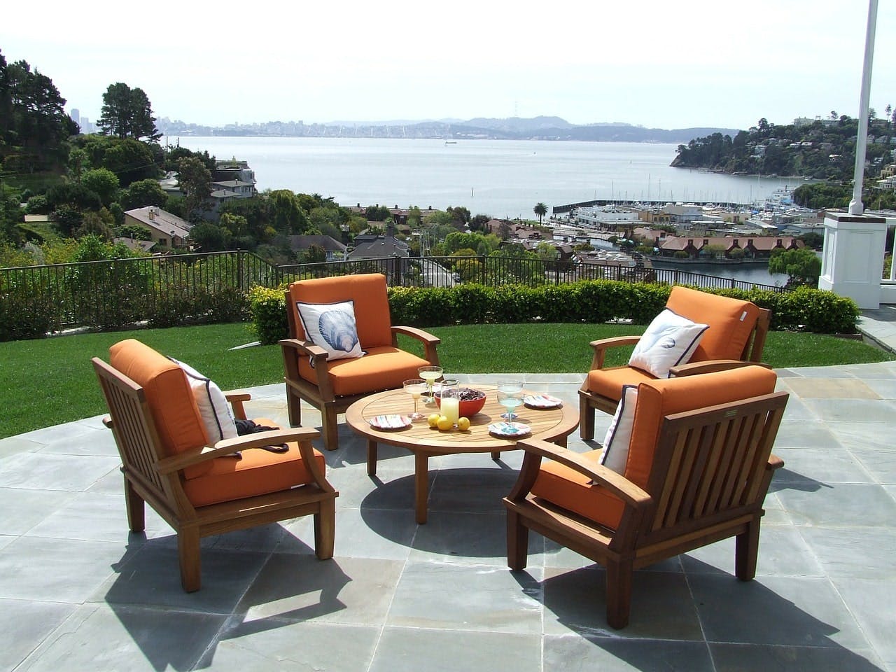Gonser_Terrassenmöbel Stühle und Tische auf einer Terrasse mit Seeblick