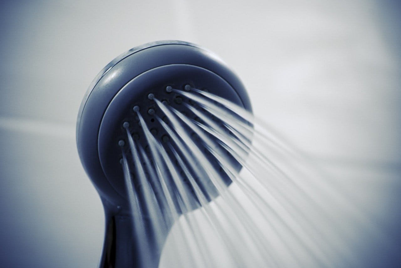 Schmidt_Freizeit_Dusche Wasser kommt aus Duschkopf