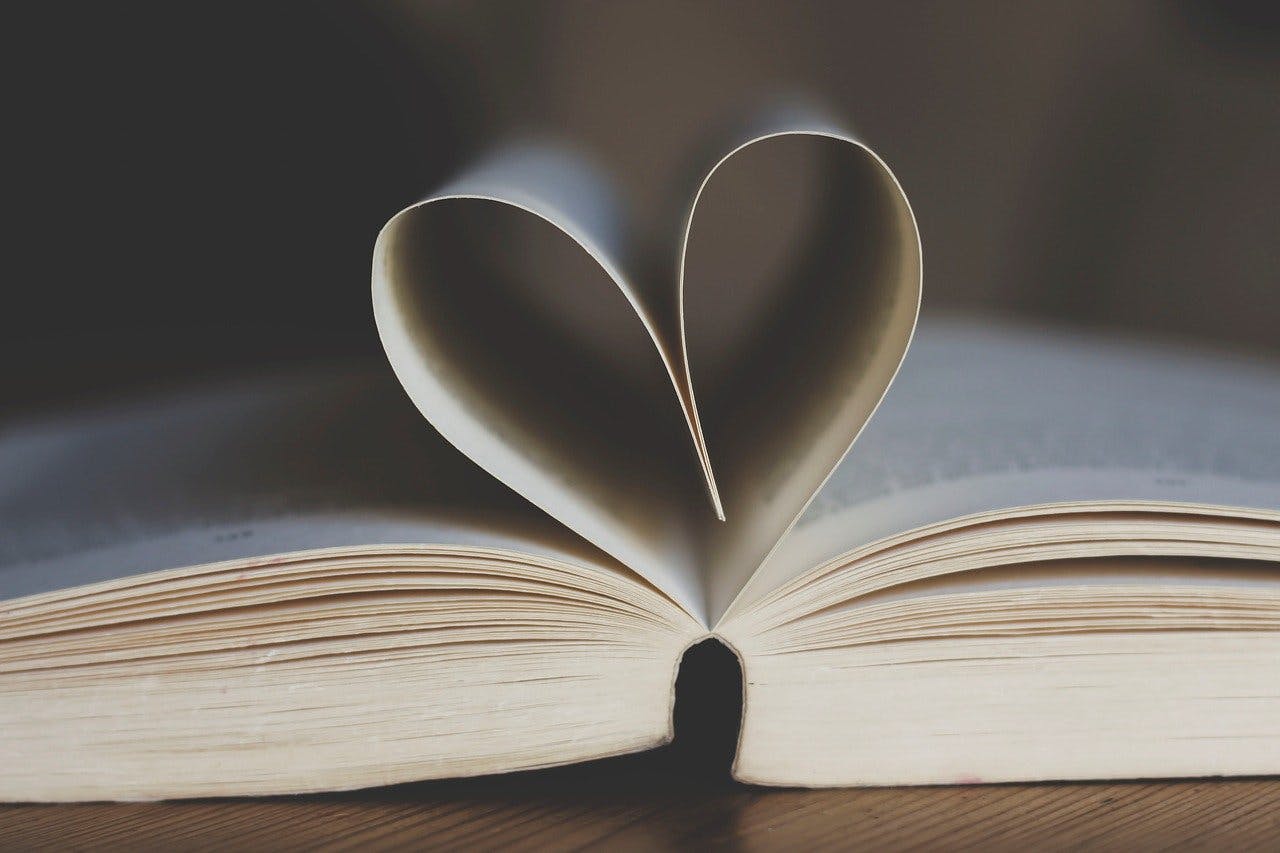 Thalia_Buch Aufgeklapptes Buch, dessen Seiten ein Herz formen