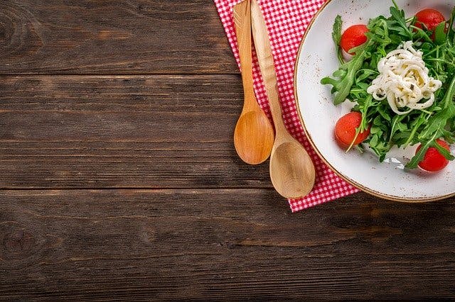 Salat mit Salatbesteck