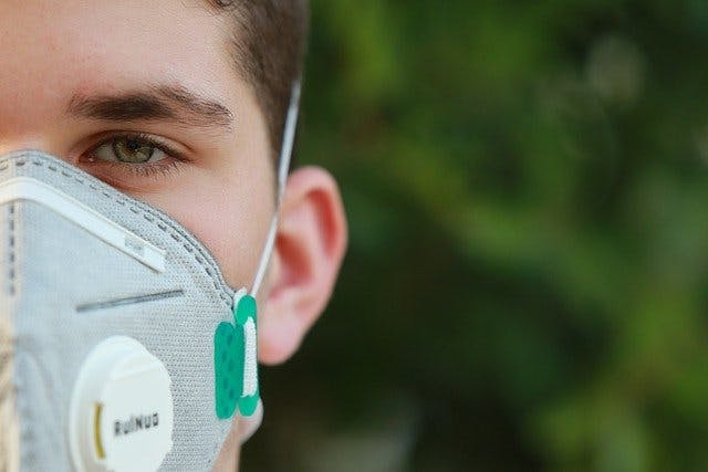 Person mit Mund-Nasen-Maske