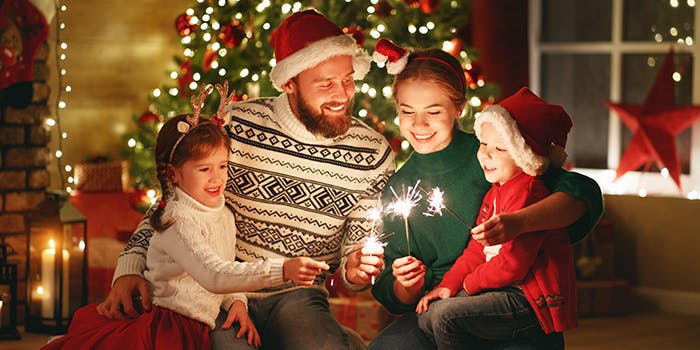 Weihnachtsgeschenke günstig shoppen: So geht's Eine Familie feiert Weihnachten.