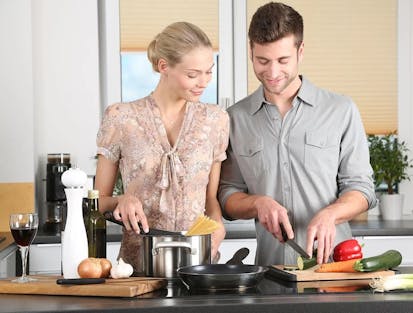 HelloFresh gemeinsam kochen Paar kocht gemeinsam