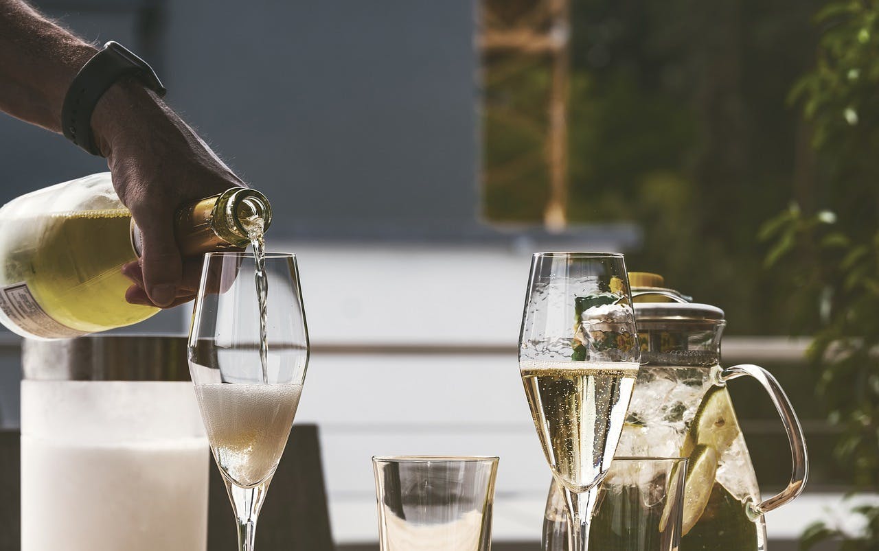 flaschenpost.de Gutschein Mann füllt Champagner in ein Champagnerglas