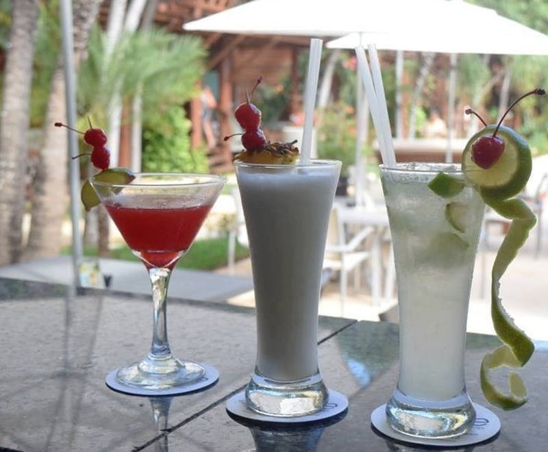 Expedia Pauschalurlaube Drinks auf sommerlichem Bartresen