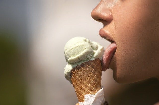 ausschnitt: Frau leckt Eis
