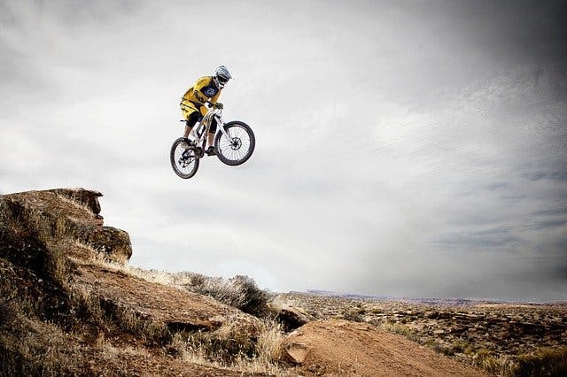 Mountainbiker springt über Landschaft