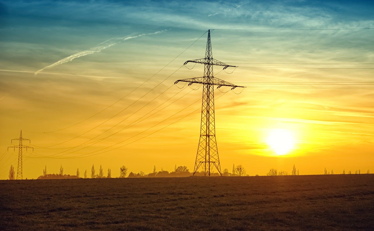 EMB Gutschein Strommasten vor Sonnenuntergang