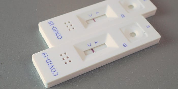 Corona Selbsttests: Hier gibt es die besten Angebote Zwei Corona-Tests mit negativem Ergebnis