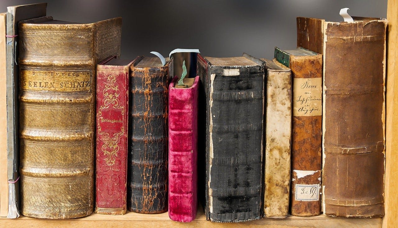 Bücher Gutschein Alte gebundene Bücher im Regal
