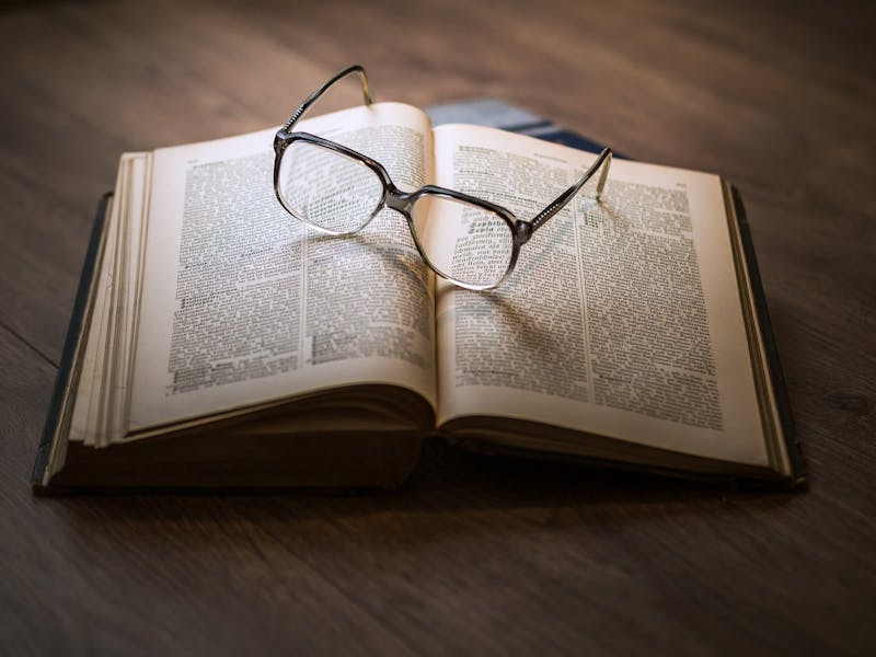 Brille auf dem Buch
