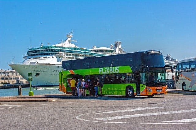 FlixBus vor Kreuzfahrtschiff