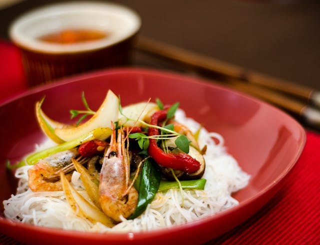 Asian Food Lovers 2 GDE Glasnudeln angerichtet mit Garnelen und Gemüse