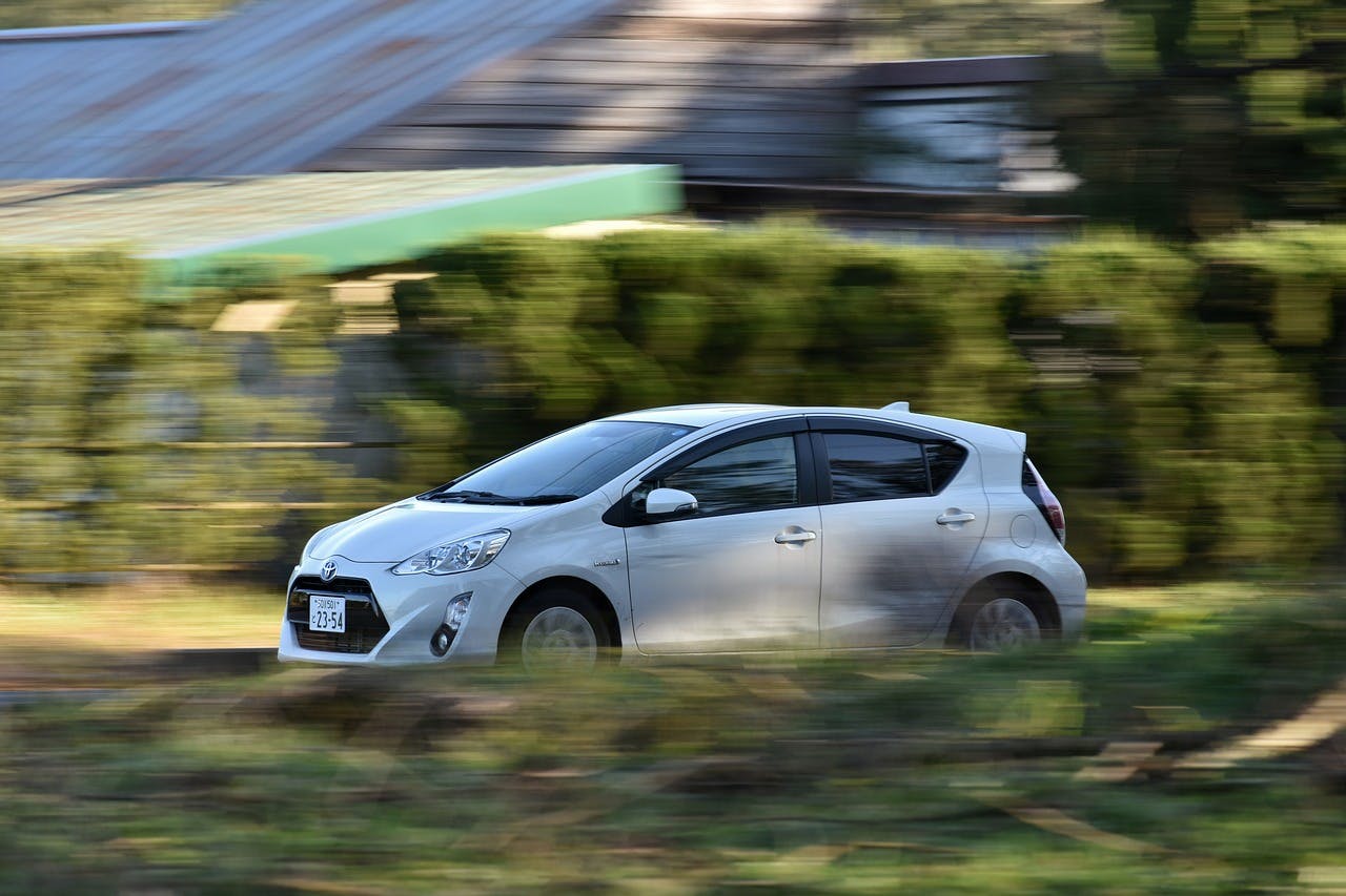 CarFellows Gutschein weißer Toyota im Grünen