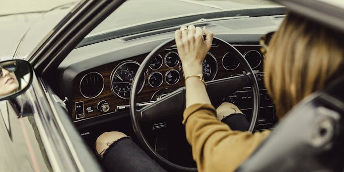 Die besten Angebote zum Kfz-Versicherungswechsel Frau hinterm Steuer eines Autos